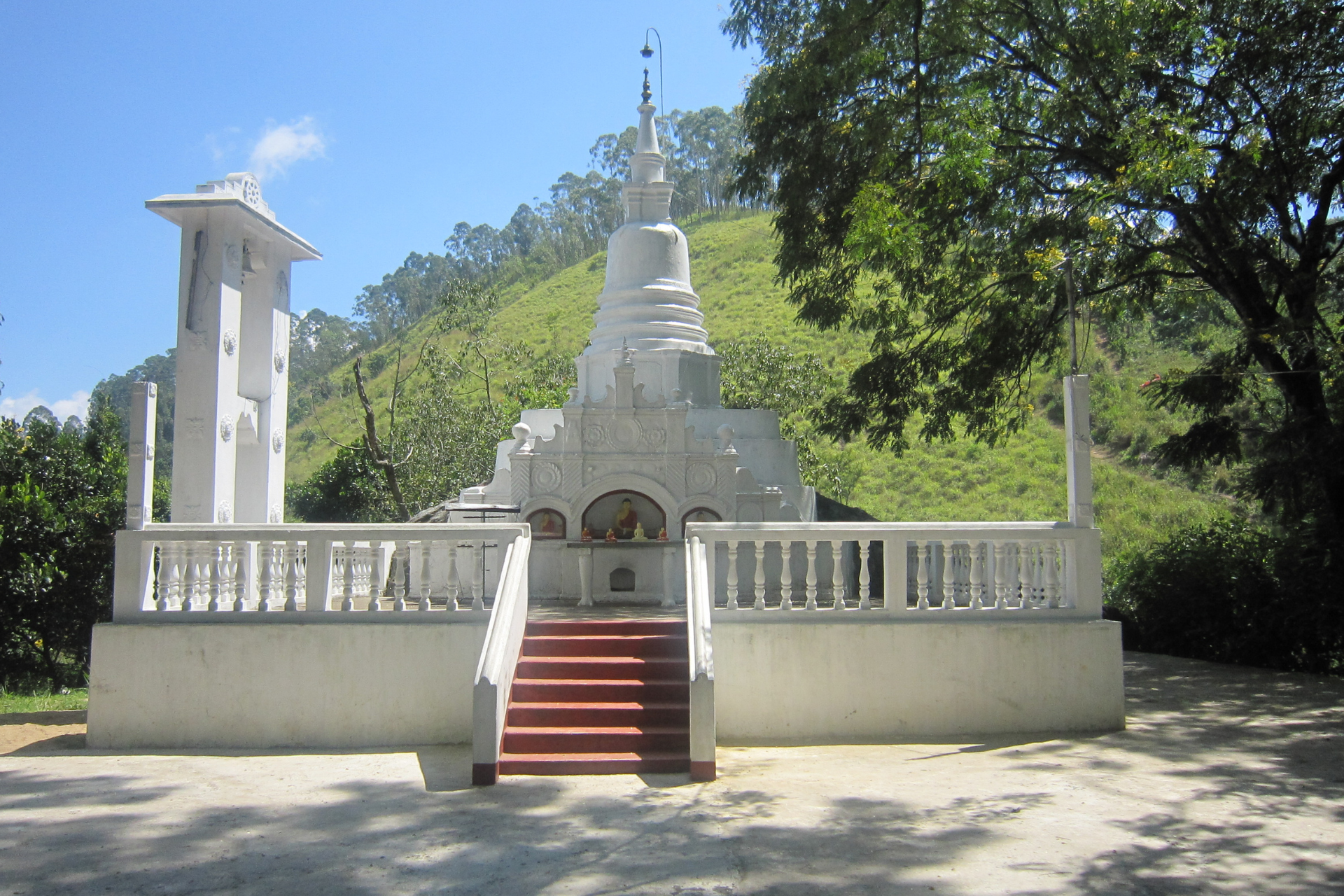 The stupa at the Dhowa raja maha viharaya